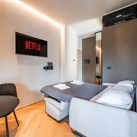Terrazza Con Jacuzzi E Vista Iconica Sul Duomo Milano