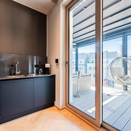 Terrazza Con Jacuzzi E Vista Iconica Sul Duomo Milano