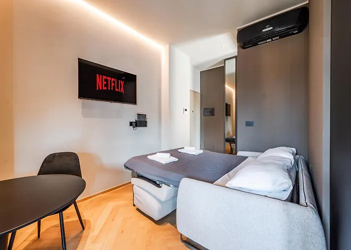 Terrazza Con Jacuzzi E Vista Iconica Sul Duomo Milano